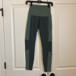 Beyond Yoga - colorblock high waist leggings - size S